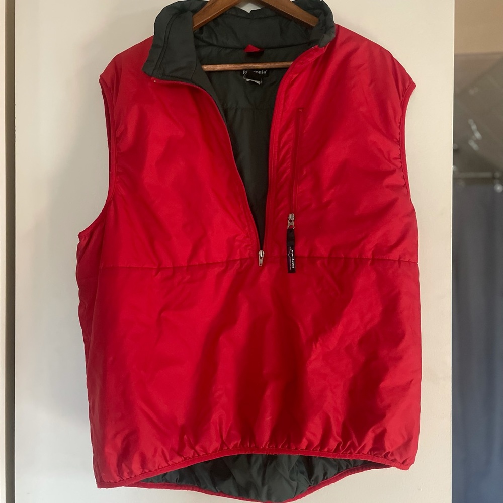 Vintage men’s large Patagonia vest in red.